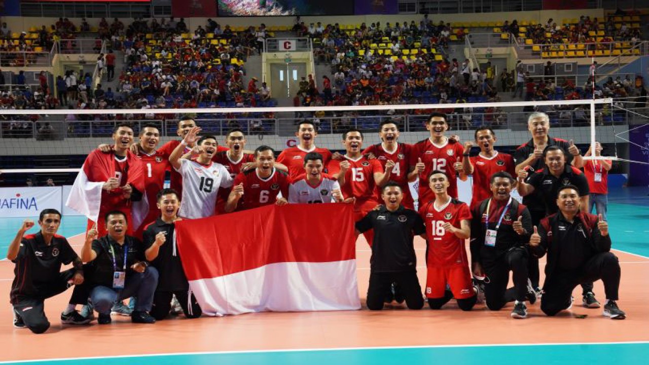 Arsip - Tim bola voli Indonesia berpose dengan membentangkan bendera Merah Putih usai mengalahkan tim bola voli putra Vietnam pada final bola voli putra SEA Games 2021 di Dai Yen Arena, Quang Ninh, Vietnam, Minggu (22/5/2022). ANTARA FOTO/Arsakha/wpa/wsj.