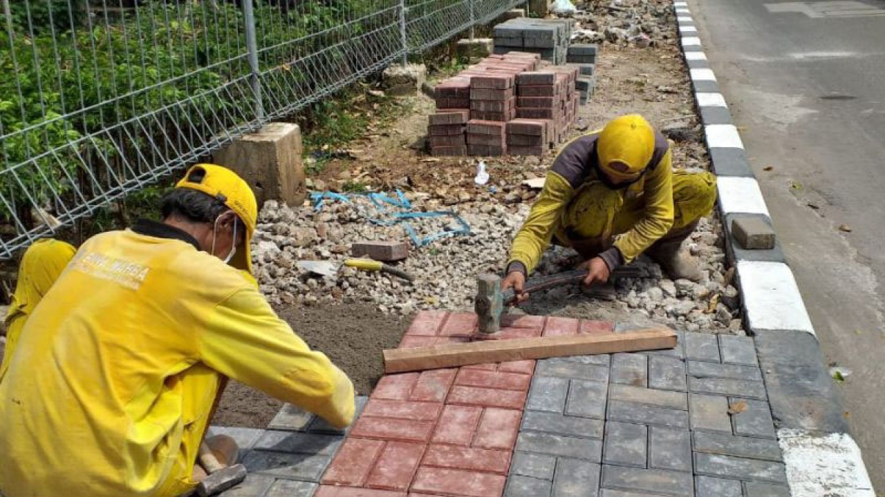 Sejumlah personel Satuan Tugas Suku Dinas Bina Marga Kecamatan Tebet mengerjakan trotoar di Jalan Prof Soepomo, Jakarta Selatan, Jumat, (7/1/2022). ANTARA/HO-Sudin Kominfo Jakarta Selatan