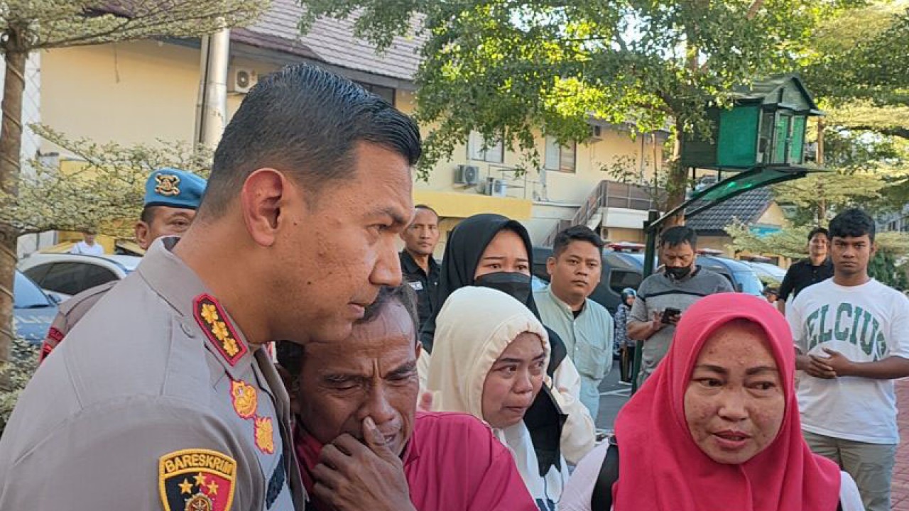 Kapolresta Bogor Kota Kombes Polisi Bismo Teguh Prakoso saat merangkul ayah angkat Arya Saputra, yakni Rujai usai jumpa pers ungkap kasus pembacokan anaknya di Mapolresta Bogor Kota, Jumat (12/5/2023) sore. ANTARA/Linna Susanti