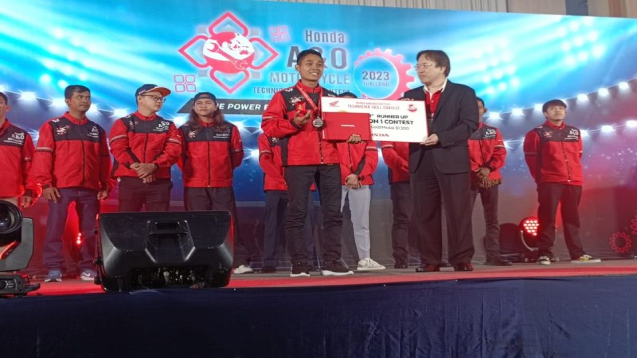 Teknisi utusan PT Astra Honda Motor (AHM) meraih gelar terbaik kedua Kategori Motor Regular pada ajang Honda Asia & Oceania Motorcycle Technician Skill Contest 2023 yang berlangsung di Honda Training Center, Bangkok, Thailand pada 23-24 Mei 2023. (ANTARA/HO/AHM/Risbiani Fardaniah)