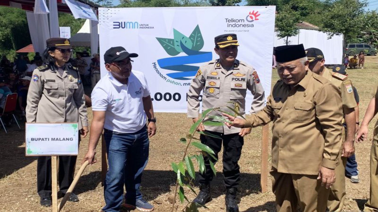 General Manajer Telekomunikasi Malang Telkom Indonesia Sonny Hidayat (berbaju putih) bersama Bupati Malang M Sanusi (kanan) usai melakukan penanaman pohon di Desa Kedungpedaringan, Kabupaten Malang, Jawa Timur, Senin (22/5/2023). (ANTARA/Vicki Febrianto)
