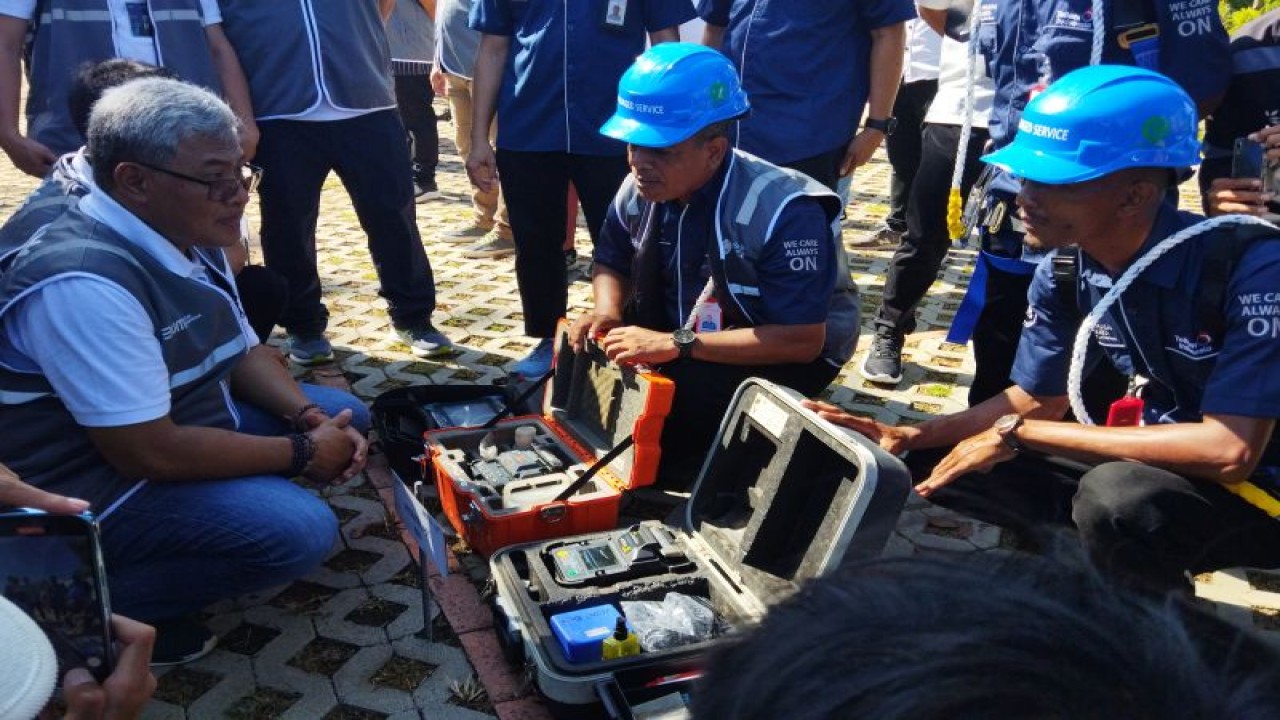 Pengecekan peralatan dalam apel kesiapsiagaan TelkomGroup untuk mendukung KTT ke-42 ASEAN di Labuan Bajo, Manggarai Barat, NTT, Rabu (3/5/2023). (ANTARA/Fransiska Mariana Nuka)