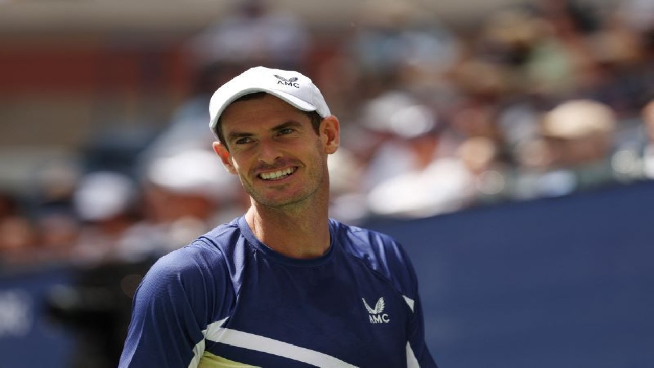 Arsip - Petenis Inggris Raya Andy Murray saat melawan Emilio Nava dari AS dalam pertandingan putaran kedua tunggal putra pada hari ketiga US Open 2022 di USTA Billie Jean King National Tennis Center, New York, Rabu (31/08/2022). (Julian Finney/Getty Images/AFP)