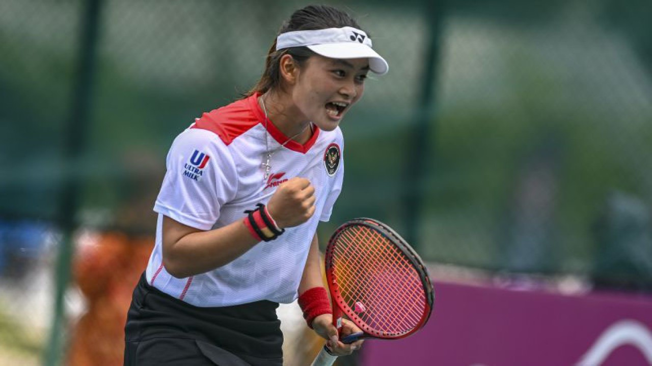 Petenis tunggal putri Indonesia Priska Madelyn Nugroho melakukan selebrasi usai berhasil mengembalikan bola ke arah petenis Thailand Lanlana Tararudee pada pertandingan final tenis beregu putri SEA Games 2023 di Tennis Arena, Morodoc Techo National Stadium, Phnom Penh, Kamboja, Selasa (9/5/2023). Priska berhasil menang dengan skor 3-6, 6-3, dan 6-3. ANTARA FOTO/Muhammad Adimaja/foc.