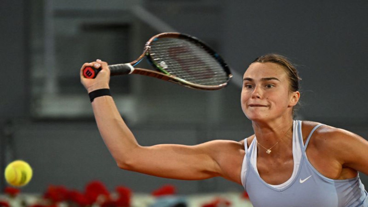 Arsip - Petenis Belarusia Aryna Sabalenka mengembalikan bola pada pertandingan Madrid Open melawan Camilla Osorio yang dimainkan di Caja Magica, Madrid,Sabtu (29/4/2023). (ANTARA/AFP/OSCAR DEL POZO)