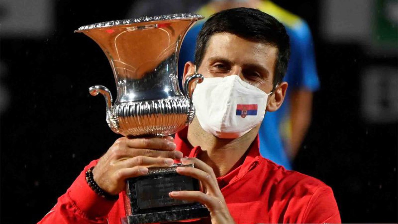 Petenis Novak Djokovic asal Serbia mengangkat trofinya usai menang atas petenis Diego Schwartzman asal Jerman pada pertandingan babak final Italia Terbuka 2020 di Foro Italico, Roma, Italia, Selasa (22/9/2020) dini hari. Novak Djokovic tampil sebagai juara tunggal putra tenis Italia Terbuka 2020 untuk kelima kalinya usai mengalahkan Diego Schwartzman 7-5 dan 6-3 di Roma dan memenangkan gelar Masters-1000 ke-36 yang memecahkan rekor yang dipegang Rafael Nadal (Spanyol). ANTARA FOTO/Riccardo Antimiani/Pool via REUTERS/wsj.