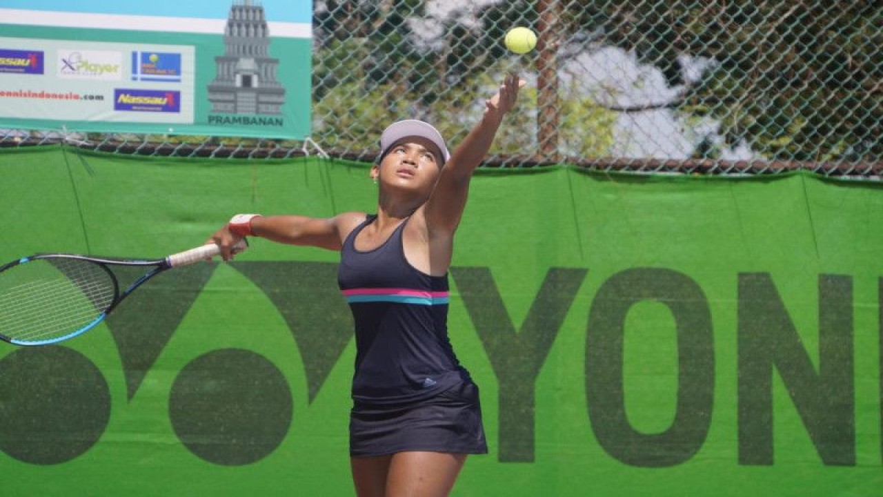 Petenis putri Indonesia Kholisa Siti Maisaroh beraksi dalam babak ketiga pekan kedua Detec Internasional Championship ITF J30 di lapangan Sultan Agung Bantul, Yogyakarta, Jumat (26/5/2023). (ANTARA/HO)