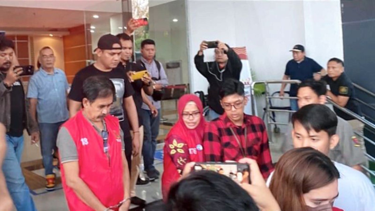 Kepala Dinas Perpustakaan Kota Makassar Tenri A Pallalo (tengah) bersama tersangka lainnya digiring petugas menuju mobil tahanan untuk menjalani proses penahanan di Rutan Kelas I Makassar terkait dugaan korupsi proyek pembangunan gedung Perpustakaan, di halaman kantor Kejaksaan Negeri Makassar, Sulawesi Selatan, Jumat (19/5/2023). ANTARA/Darwin Fatir.