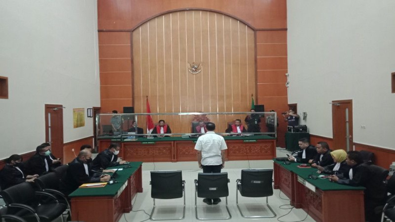 Terdakwa mantan Kapolsek Kalibaru Kompol Syaiful Kasranto mendengarkan vonis dari Majelis Hakim di Pengadilan Negeri Jakarta Barat, Rabu (10/5/2023). ANTARA/Risky Syukur