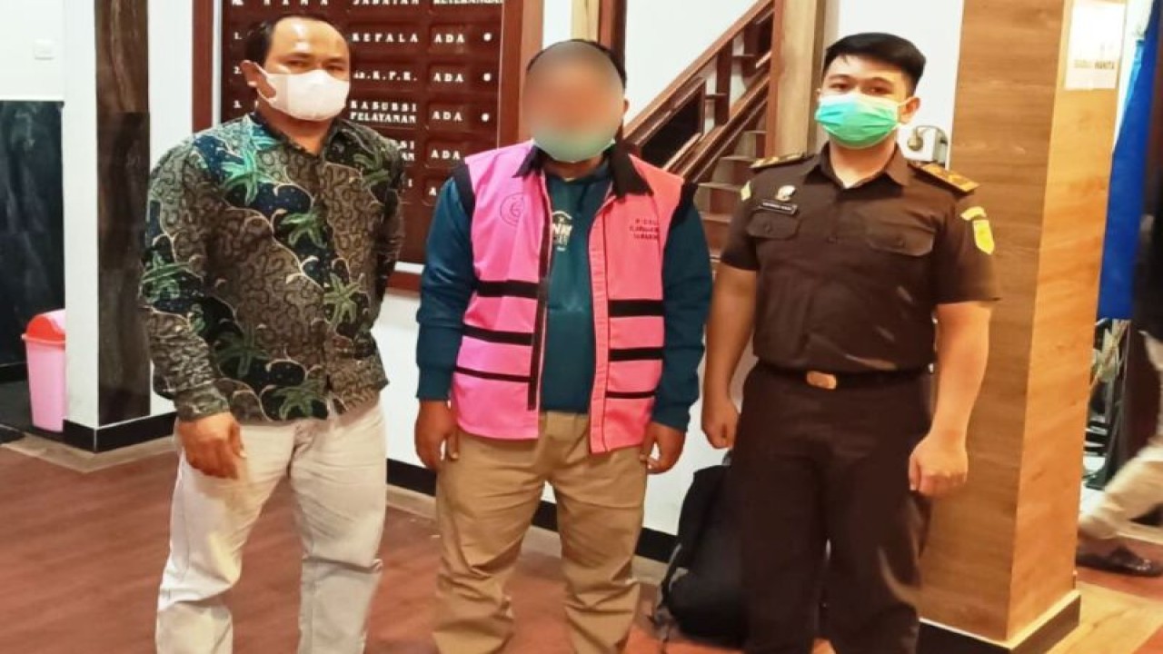 Terdakwa FA (tengah) diapit dua Jaksa Penuntut Umum Kejari Samarinda (Antara/ Ho Kejari Samarinda)