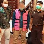 Terdakwa FA (tengah) diapit dua Jaksa Penuntut Umum Kejari Samarinda (Antara/ Ho Kejari Samarinda)-1684477626