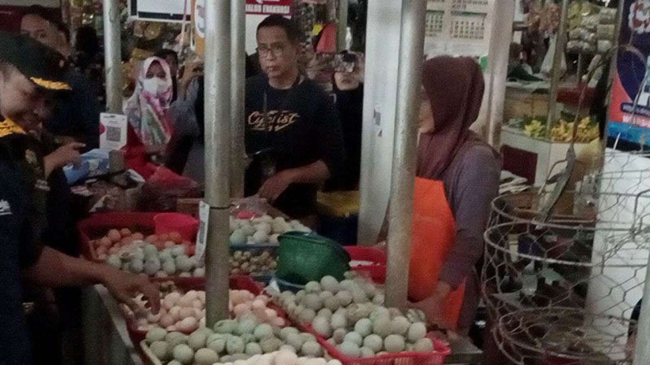 Pedagang telur di Pasar Manis, Purwokerto, Kabupaten Banyumas. ANTARA/Sumarwoto