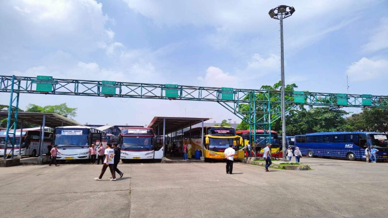 Arsip: Situasi tempat naik bus di Terminal Leuwipanjang dalam periode Angkutan Lebaran 2023, Minggu (30/4/2023). (ANTARA/Ricky Prayoga)