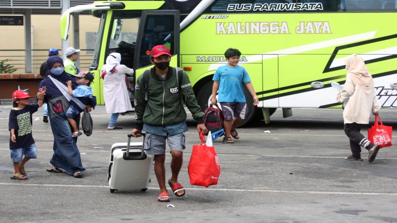 Penumpang berjalan setibanya di Terminal Kalideres, Jakarta, Senin (9/5/2022). . ANTARA FOTO/Muhammad Iqbal/rwa.