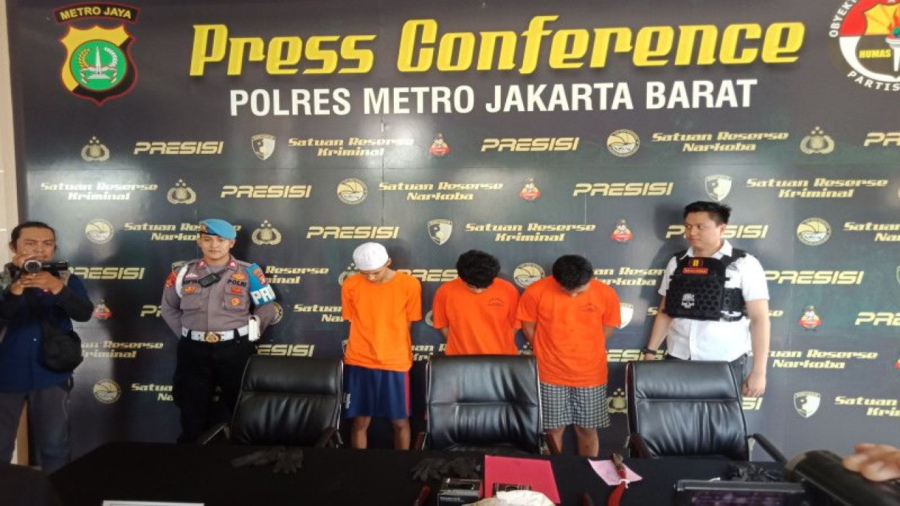 Para pelaku kasus pembacokan di Jatipulo, Palmerah, Jakarta Barat dalam jumpa pers di Polres Metro Jakarta Barat, Kamis (4/5/2023). ANTARA/Risky Syukur