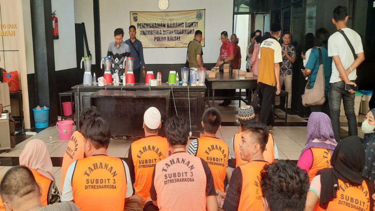 Para tersangka dihadirkan saat pemusnahan barang bukti narkoba. (ANTARA/Firman)