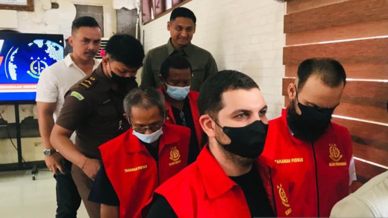 Jaksa Kejaksaan Negeri Denpasar menggiring para tersangka kasus penerbitan dan kepemilikan KTP Kota Denpasar bagi dua warga negara asing di Aula Kantor Kejaksaan Negeri Denpasar, Bali, Kamis (11/5/2023). ANTARA/Rolandus Nampu