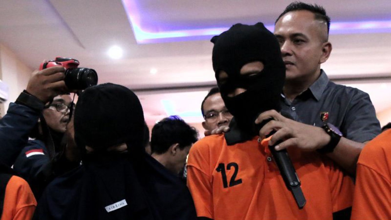 Sepasang kekasih yang menjadi tersangka kasus dugaan aborsi berinisial NA (kedua kiri) dan HA (kedua kanan) di Mataram, NTB, Rabu (17/5/2023). (ANTARA/Dhimas B.P.)