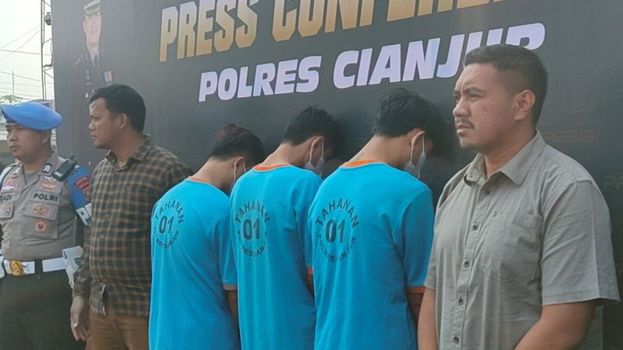 Tiga orang agen judi online jaringan internasional diringkus Polres Cianjur, Jawa Barat, di rumah kontrakan di Kecamatan Karangtengah, Rabu (17/5/2023).(ANTARA/Ahmad Fikri). (Ahmad Fikri)