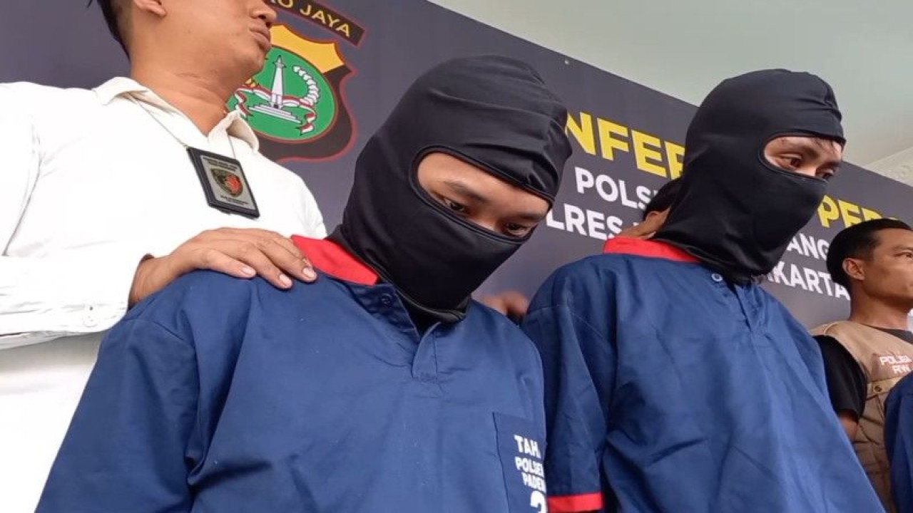 Dua pria berinisial SIP (19) dan MIS (19) mengenakan masker saat ditampilkan pada konferensi pers pengungkapan kasus penganiyaan bermotif persoalan asmara di Markas Polsek Pademangan, Jakarta Utara, Jumat (19/5/2023). ANTARA/HO-Jurnalis Jakarta Utara