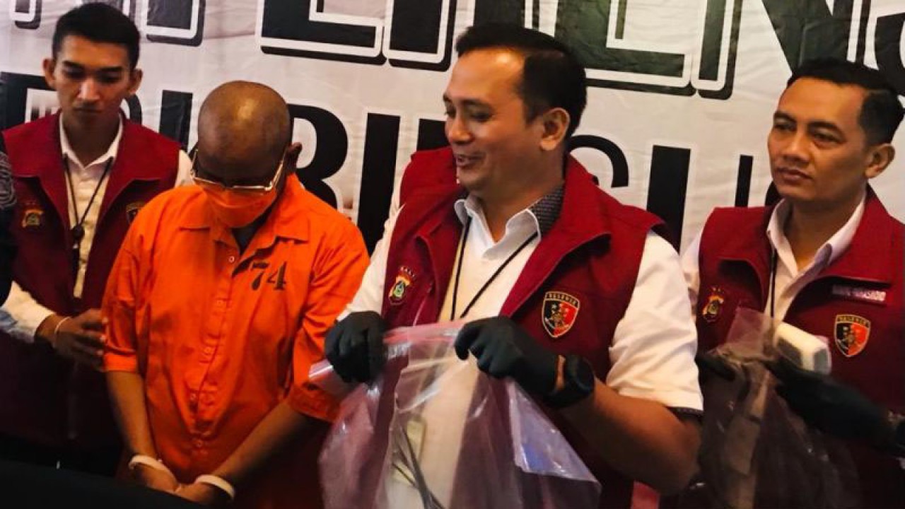 Kepala Subdirektorat V Tindak Pidana Siber Ditreskrimsus Polda Bali AKBP Nanang Prihasmoko (kanan) menunjukkan tersangka dokter gigi IKAW dan barang bukti kasus aborsi ilegal. (ANTARA/Rolandus Nampu)
