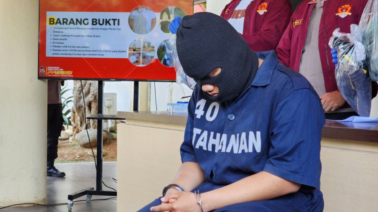 Tersangka pelaku kekerasan yang menewaskan anak PJ Gubernur Papua Pegunungan dihadirkan saat pers rilis di Mapolrestabes Semarang, Senin. (ANTARA/ I.C.Senjaya)
