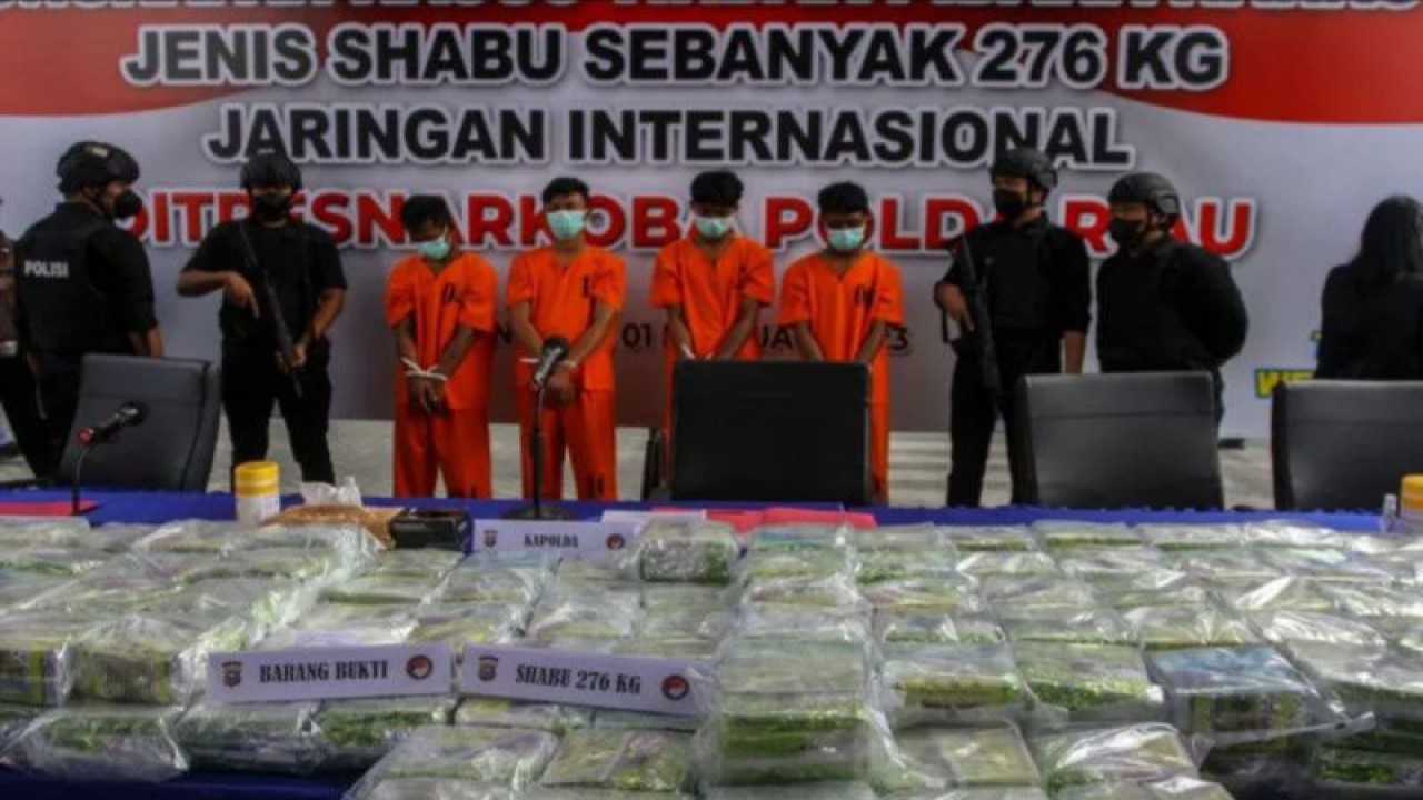 Petugas Kepolisian Polda Riau berjaga saat ungkap kasus narkoba jaringan Internasional di Mapolda Riau, di Pekanbaru, Riau, Rabu (1/2/2023). Polda Riau berhasil menggagalkan peredaran narkoba jenis sabu yang dikirim dari Malaysia sebanyak 276 kg dan mengamankan lima orang tersangka kurir dimana salah satunya tewas ditembak karena melawan petugas Kepolisian. (ANTARA/Rony Muharrman).
