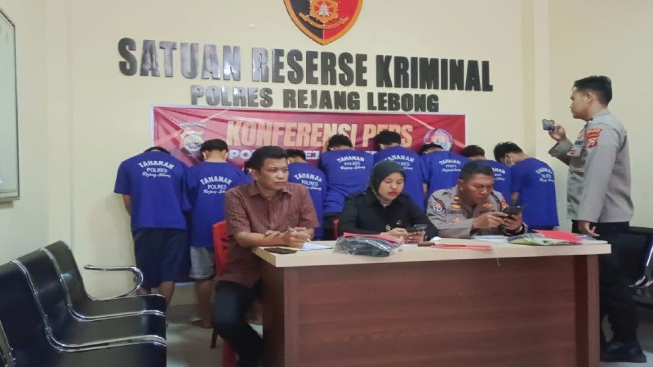 Sembilan tersangka pelaku pengeroyokan yang menyebabkan satu pelajar di Rejang Lebong meninggal dunia saat diamankan di Mapolres Rejang Lebong, Selasa. (23/5/2023). ANTARA/Ho-Polres Rejang Lebong.