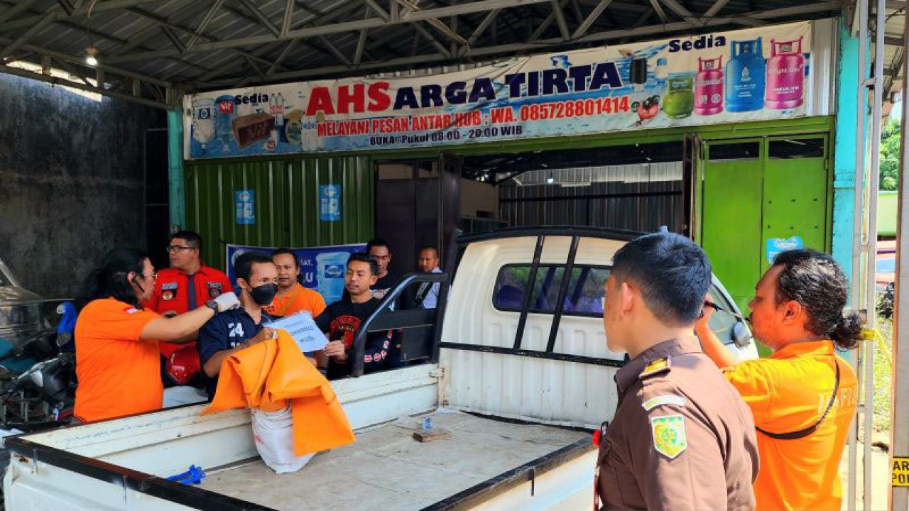 Tersangka MH (28), warga Kabupaten Banjarnegara, Jawa Tengah, pelaku pembunuhan dan mutilasi terhadap Irwan Hutagalung (53), saat menjalani rekonstruksi di Semarang, Rabu (24/5/2023). ANTARA/ I.C.Senjaya
