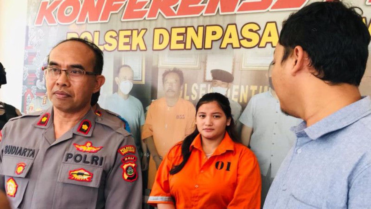 Kapolsek Denpasar Timur Kompol I Nengah Sudiarta (kiri) menunjukkan tersangka karyawan bagian penjualan atau sales perempuan bernama I Made Ayu Indiana Putri (20) yang menggelapkan uang di Denpasar, Bali, Kamis (25/5/2023) ANTARA/Rolandus Nampu