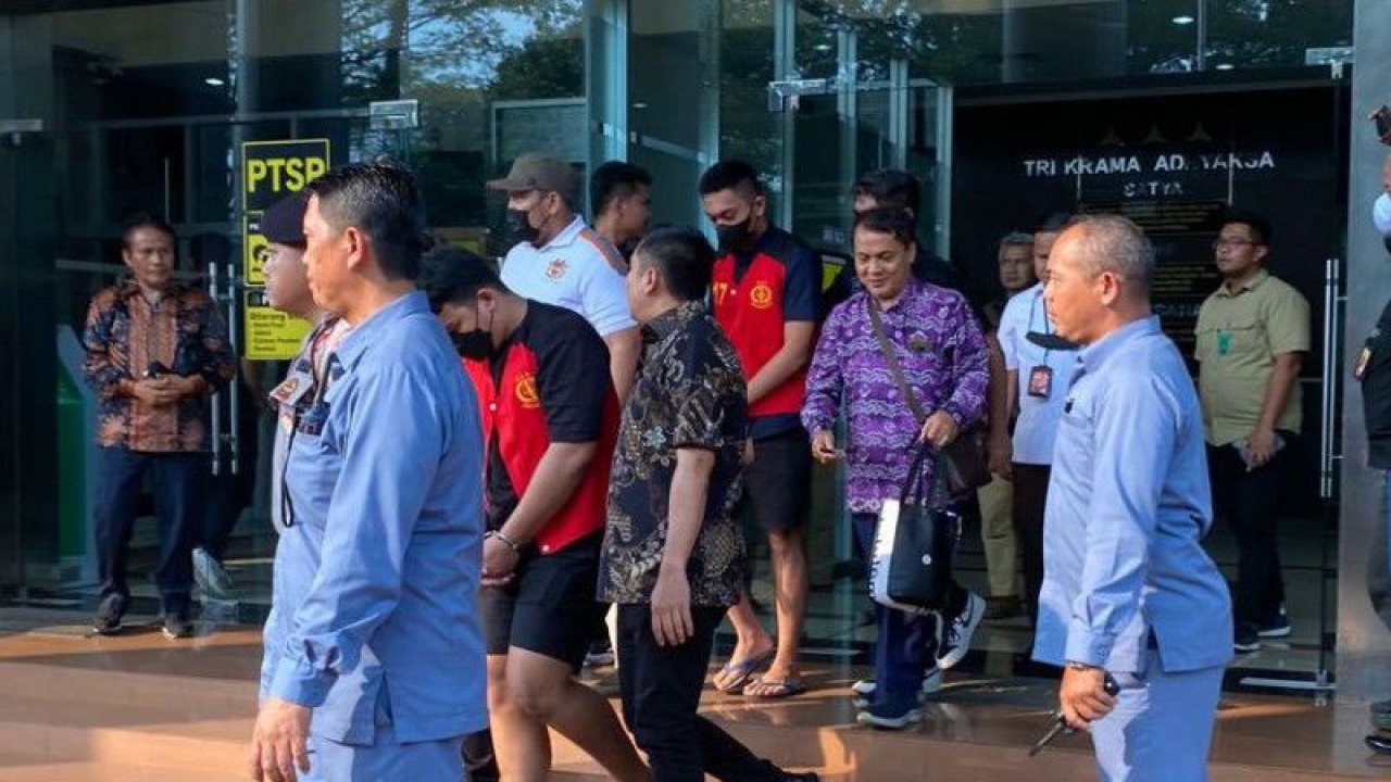 Mario dan Shane meninggalkan Kejaksaan Negeri Jakarta Selatan (Kejari Jaksel) menuju Rutan Kelas I Cipinang, Jakarta Timur, Jumat (26/5/2023). ANTARA/Luthfia