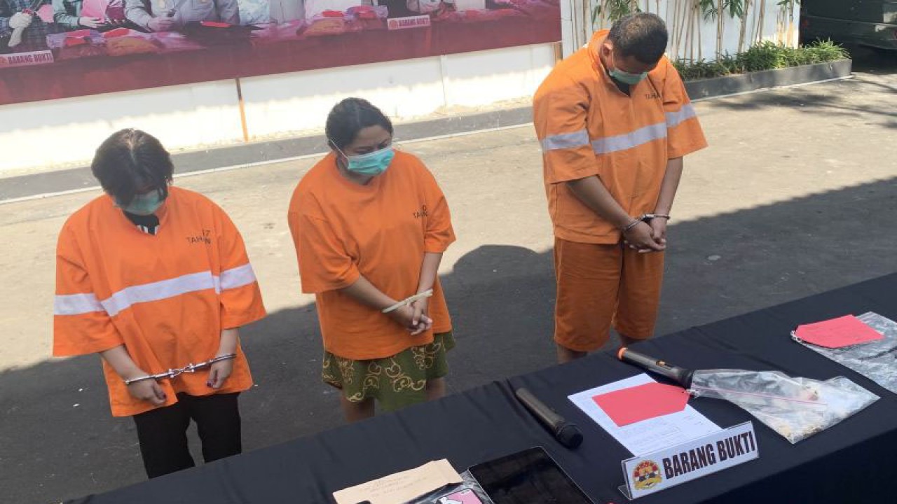Tiga orang tersangka kasus penipuan penjualan tiket konser Coldplay yang ditangkap oleh Kepolisian Resor Kota (Polresta) Malang Kota, saat jumpa pers di Kota Malang, Jawa Timur, Senin (29/5/2023). (ANTARA/Vicki Febrianto)