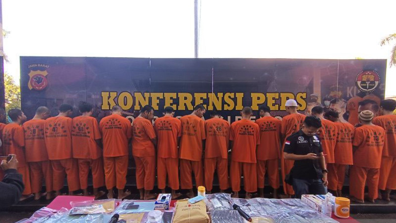Para tersangka dan barang bukti saat diperlihatkan kepada media di Cirebon, Jawa Barat, Selasa (30/5/2023). (ANTARA/Khaerul Izan)