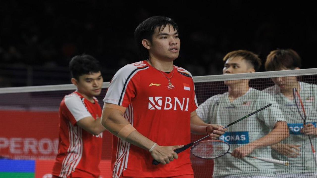 Ganda putra Leo Rolly Carnando/Daniel Marthin terhenti di babak semifinal Malaysia Masters 2023 setelah dari pasangan Man Wei Chong/Kai Wun Tee (kostum putih) 17-21, 20-22 dalam pertandingan yang berlangsung di Kuala Lumpur, Sabtu malam. (ANTARA/HO-PP PBSI)