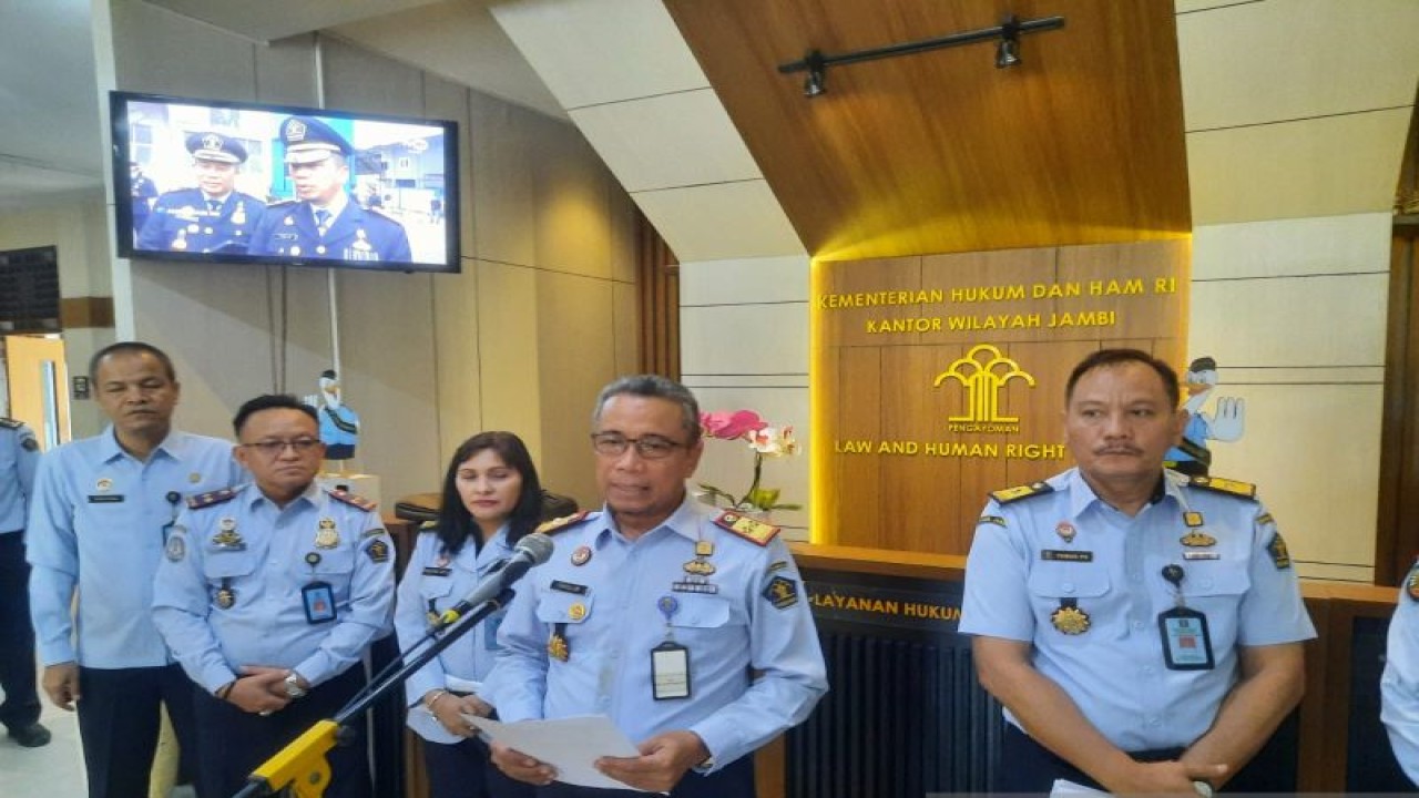 Kakanwil Kemenkumham Jambi Tholib saat memberikan keterangan resmi terkait kasus narkoba yang melibatkan kepala seksi di Imigrasi Kuala Tungkal, Kabupaten Tanjung Jabung Barat, Jambi, Senin, (15/5/23).(ANTARA/Nanang Mairiadi)