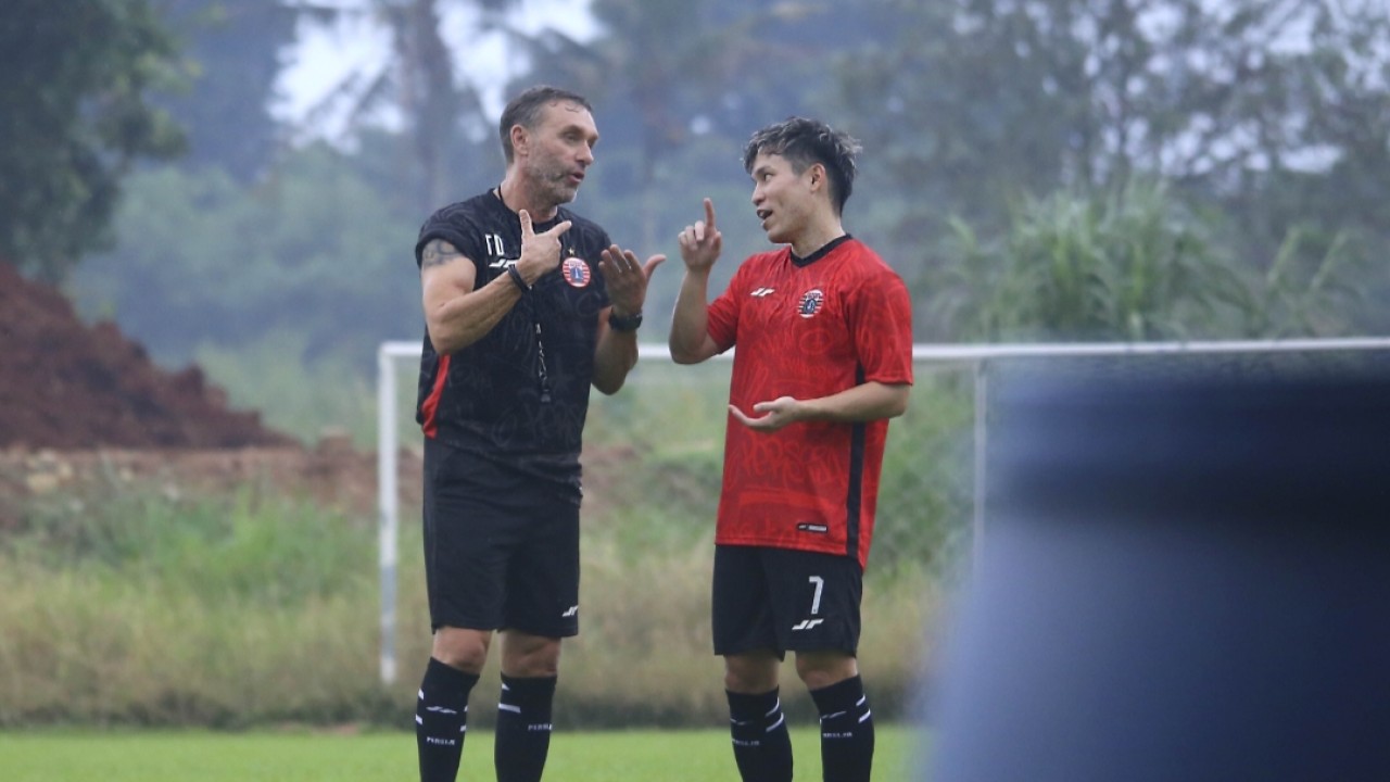 Thomas Doll bersama Ryo Matsumura