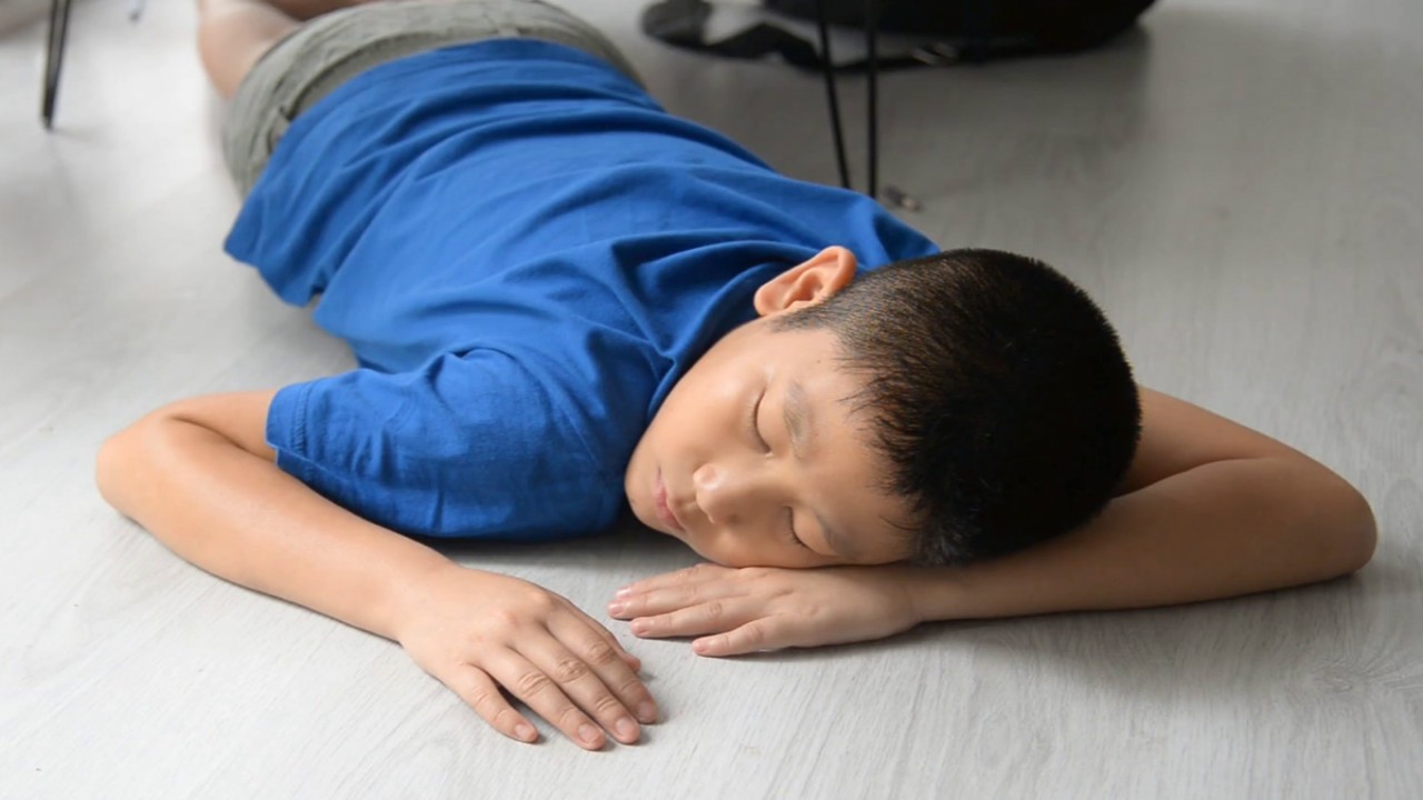 Tidur di lantai (net)