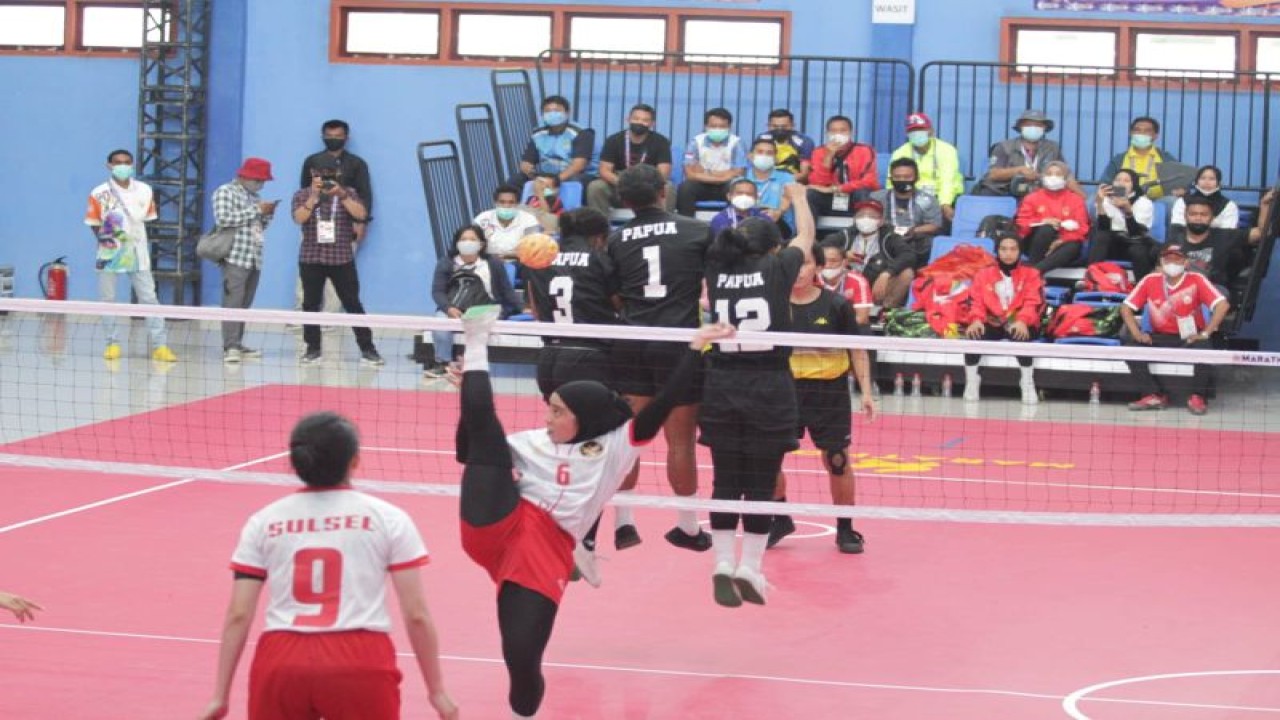 Tim sepak takraw Sulsel saat berlaga di babak final PON XX 2020 Papua.ANTARA/HO
