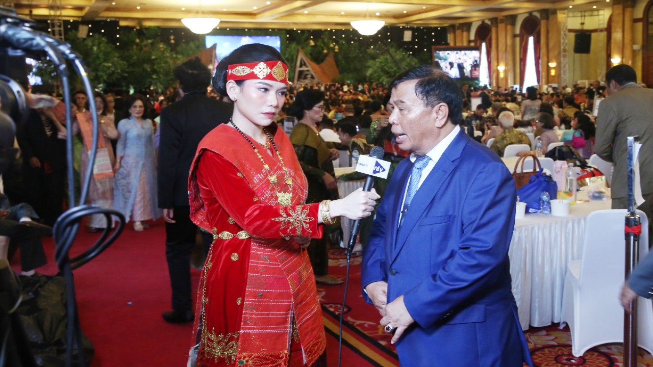 Tim Ahli Wakil Presiden (Wapres) RI yang juga Presiden Komisaris Nurdin Tampubolon Corporation (NT Corp) Dr. Ir. Nurdin Tampubolon, M.M memberi ucapan selamat kepada Yakup Putra Hasibuan dan Jessica Mila. (nusantaratv.com)