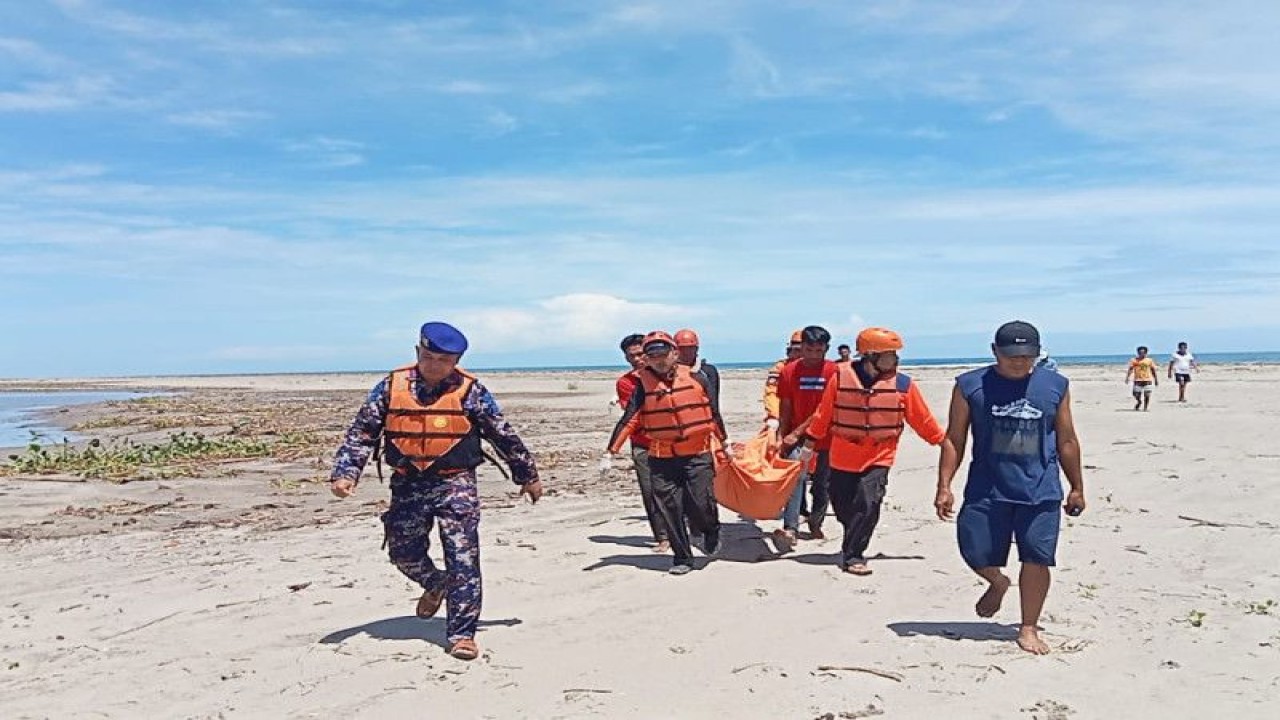 Tim gabungan Basarnas Pasaman saat mengevakuasi jenazah korban nelayan yang hilanb karena kapal karam. Korban ditemukan dalam keadaan meninggal dunia, Rabu.