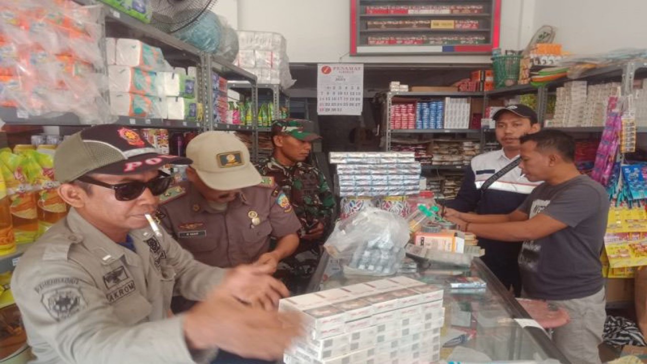 Tim gabungan menyita rokok ilegal dalam operasi gabungan pemberantasan rokok ilegal di Pasar Tradisional Patemon, Bangkalan, Jawa Timur pada 16 Mei 2023. (ANTARA/HO-Kominfo Bangkalan)