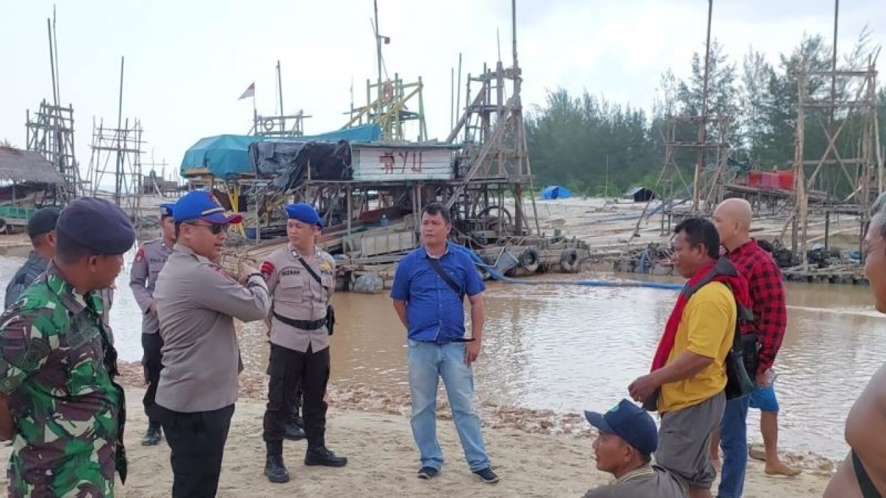 Tim gabungan melakukan penertiban tambang.liar di DAS Bendul, Deaa Airputih, Mentok. (ANTARA/HO-Himad Polres Bangka Barat)