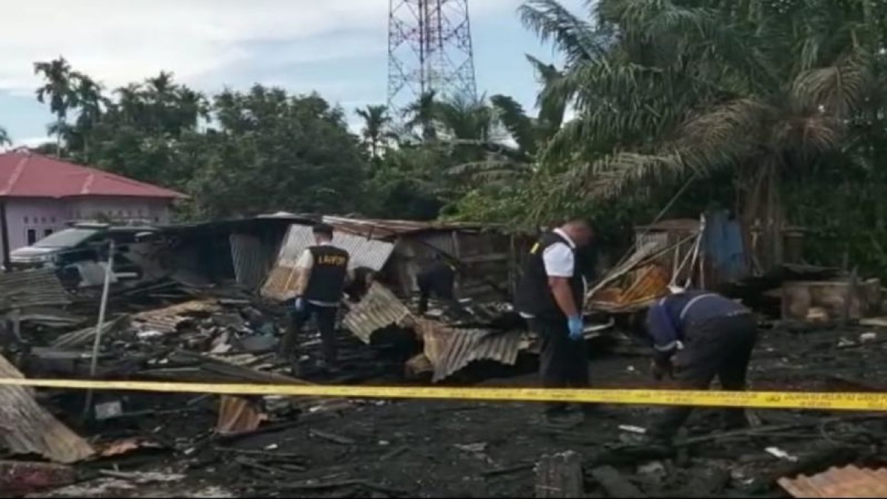 Tim Labfor Polda Riau mendatangi lokasi kebakaran di Kampung Pinang Sebatang Timur yang menghanguskan lima rumah dan dua korban meninggal dunia. (ANTARA/HO-Polda Riau)