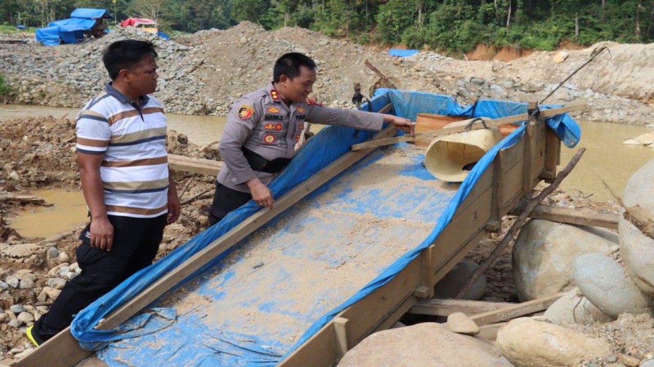 Kepala Polres Pasaman Barat AKBP Agung Basuki bersama tim Mabes Polri dan Polda Sumbar saat menemukan bukti peralatan aktifitas penambangan emas tanpa izin di Tombang Kecamatan Talamau, Kabupaten Pasaman Barat, Sabtu.