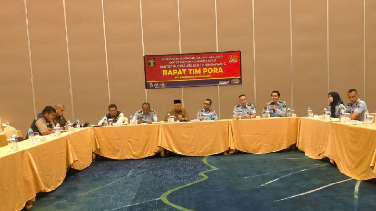 Rapat Pembentkan Tim Pora yang digagas Kantor Imigrasi Kota Singkawang, Kalimantan Barat untuk mengumpulkan informas dan pengawasan WNA di kota itu, Rabu (10/5/2023). ANTARA/Rudi