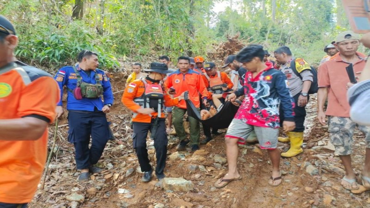 Tim SAR gabungan melakukan evakuasi warga yang sebelumnya hilang di Kabupaten Konawe Utara, Rabu (3/5/2023). (ANTARA/HO-Humas Basarnas Kendari)