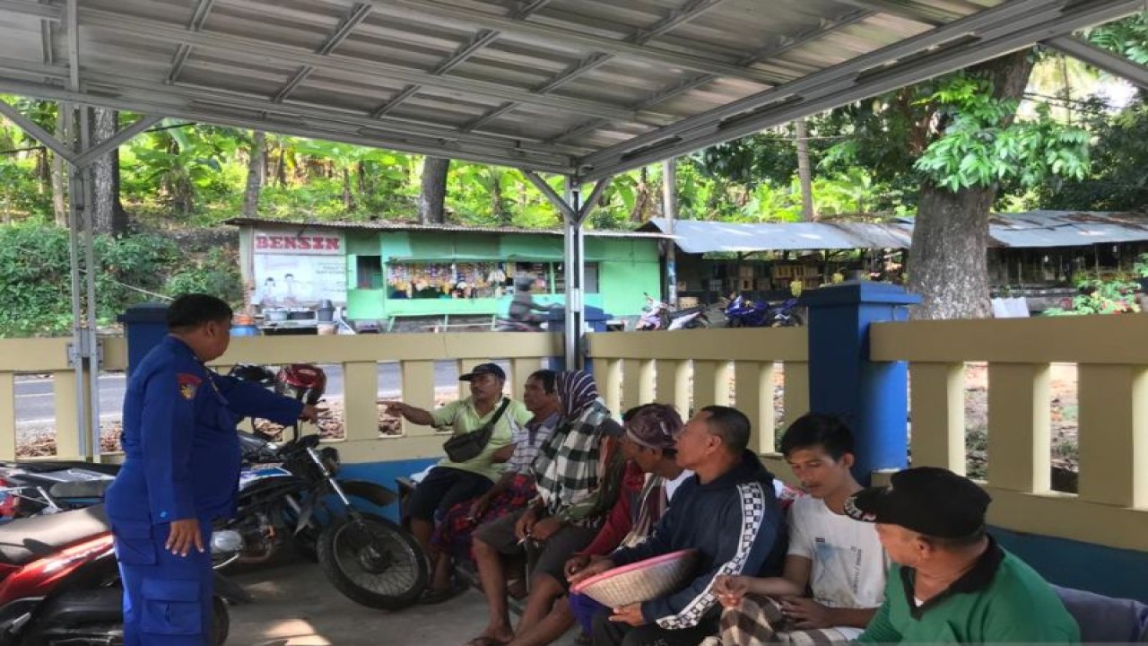Personel Polrairud Polres Sukabumi saat meminta keterangan dari sejumlah ABK terkait kasus kecelakaan laut di mana seorang nelayan asal Kabupaten Sukabumi, Jabar hilang tenggelam di Laut Karangbokor, Tanjunglayar, Kabupaten Lebak, Banten pada Sabtu, (20/5). Antara/Aditya Rohman