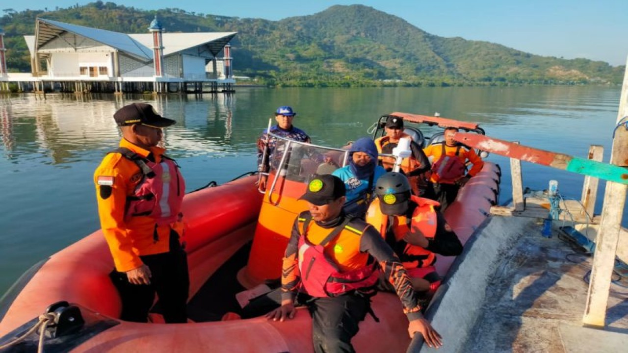 Tim SAR Bima gabungan saat melakukan evakuasi pemancing yang terdampar di laut Bima, Nusa Tenggara Barat, Senin (22/5/2023) (FOTO ANTARA/Humas SAR Mataram)