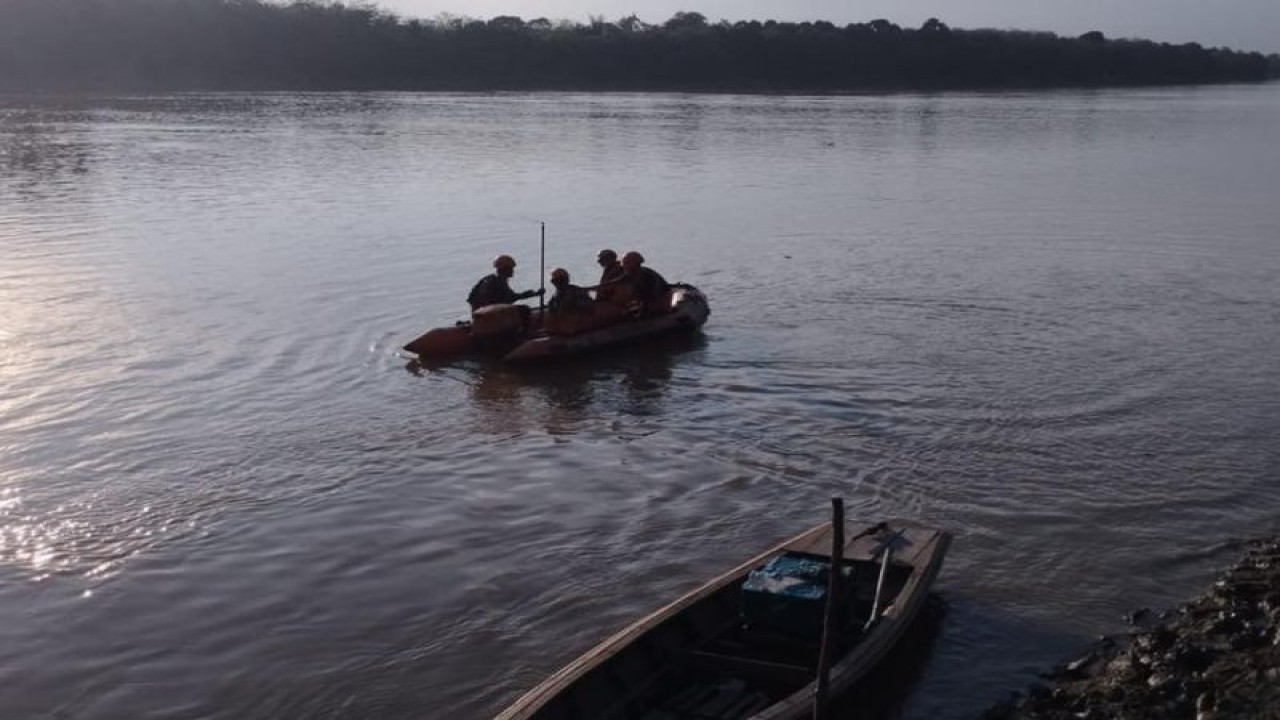 Tim SAR saat melakukan pencarian ABK yang hilang namun ditemukan selamat do pinggir sungai.(ANTARA/HO/Basarnas jambi)