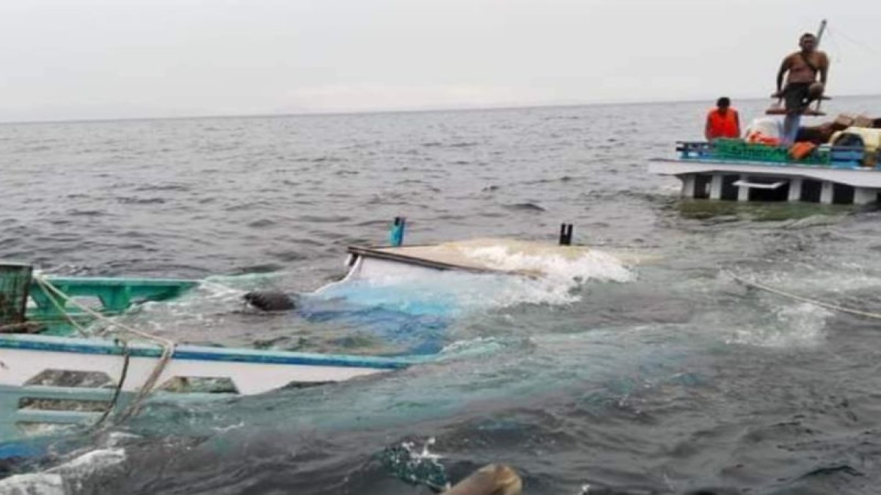 KM Sinar Marito mengalami kebocoran dan tenggelam dalam perjalanan dari desa Jara-Jara Halmahera Timur (Haltim) menuju Halmahera Utara, Rabu (17/5/2023). ANTARA/HO- Humas Basarnas Ternate (Abdul Fatah)